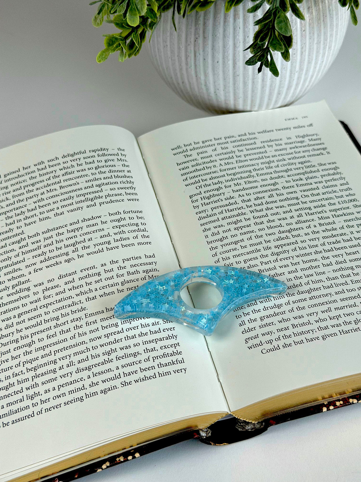 Acrylic Page Holder – Crescent Shape Glitter Thumb Book Holder for Comfortable Reading